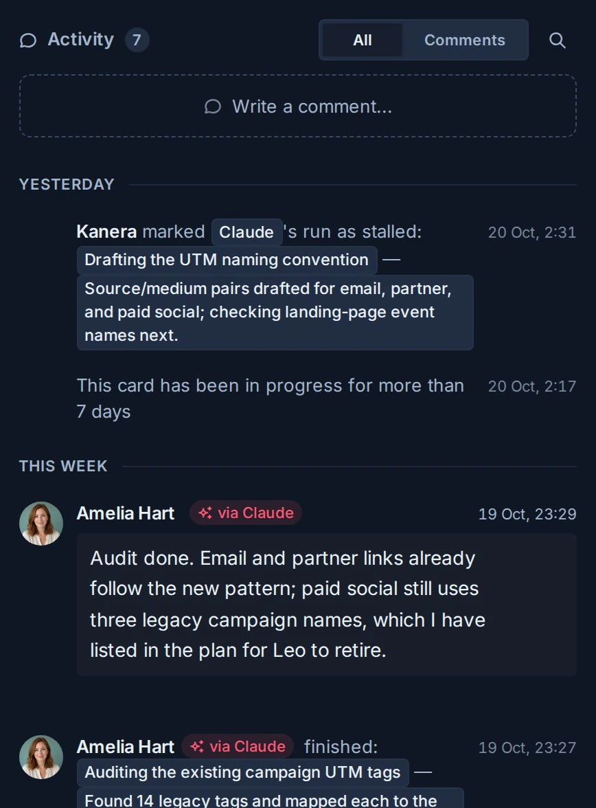 Ein Kanera-Kartenaktivitäts-Feed, in dem ein abgeschlossener Agentenlauf und ein Kommentar von Amelia Hart jeweils mit einem „via Claude“-Abzeichen versehen sind, darüber Kartenzüge von Leo Santos.