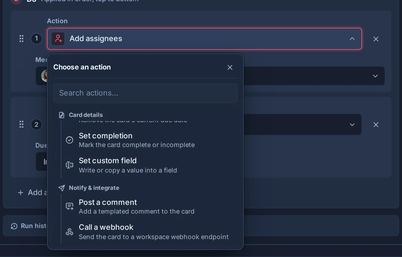 Die Automatisierungsaktionsauswahl zeigt Kartendetails und Gruppen benachrichtigen und integrieren, einschließlich „Kommentar posten“ und „Webhook aufrufen“.